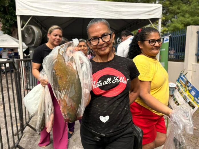 ADS doa seis toneladas de peixe e impulsiona agricultura familiar com feira no Japiim