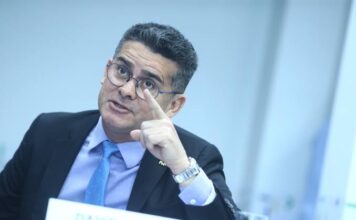 Novo pedido de impeachment é protocolado contra o prefeito David Almeida após denúncias envolvendo o CV