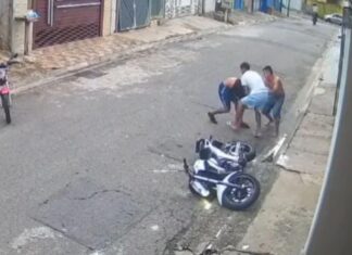 Menor de 17 anos é espancado após tentar roubar moto