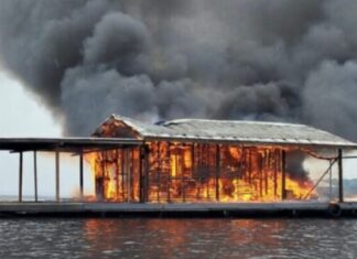 Fogo atinge e destrói flutuante na região do Tarumã-Açu, em Manaus