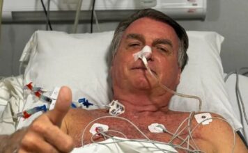 Bolsonaro tem alta em Brasília depois de duas semanas internado e inicia prisão domiciliar