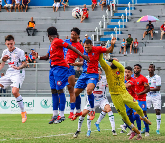 Parintins despacha Manaus nos pênaltis e vai à final do turno em jogo com arbitragem contestada