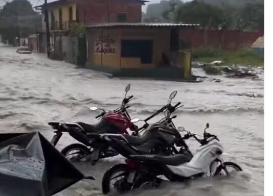Temporal em Manaus provoca alagamentos e coloca cidade em alerta máximo
