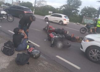 Colisão entre motocicletas deixa dois feridos na rotatória do Coroado, em Manaus