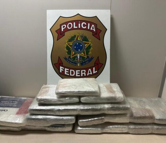 Passageira é presa em flagrante pela PF após apreensão de drogas em voo no Aeroporto de Manaus