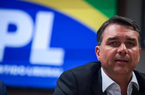 PT aciona TSE contra Flávio, Carlos e PL por associarem Lula ao PCC