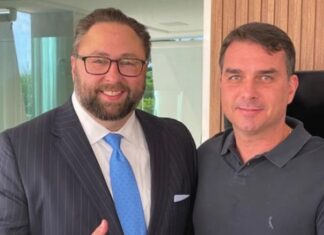 Conselheiro de Trump publica foto com Flávio Bolsonaro: ‘Próximo presidente’