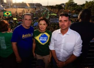 Flávio Bolsonaro sela acordo de paz com Malafaia e Nikolas; Michelle segue ignorando enteado