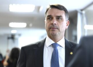 Flávio diz que decisão de Moraes sobre ordem temporária de domiciliar a Bolsonaro é “exótica”