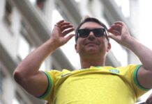 Flávio diz que Bolsonaro vai subir a rampa em 2027, repete bordão do pai e faz críticas a Lula