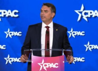 Nos EUA, Flávio Bolsonaro compara pai a Trump, critica Lula e diz liderar corrida eleitoral
