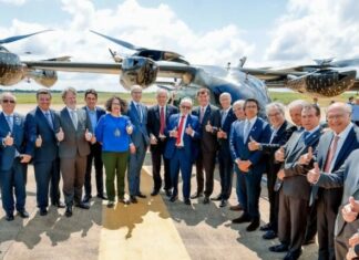 Em visita à Embraer, Lula participa de demonstração de “carro voador”