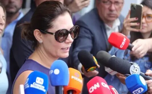 Michelle assume controle da rotina de Bolsonaro em prisão domiciliar