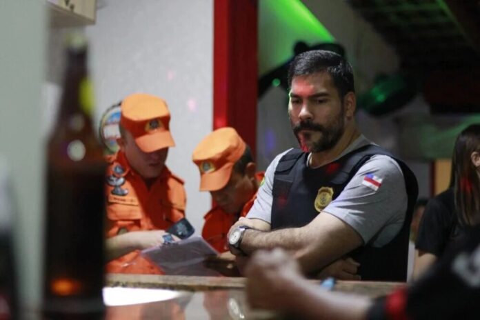 CIF autua três bares no Centro de Manaus por falta de Auto de Vistoria e outras irregularidades