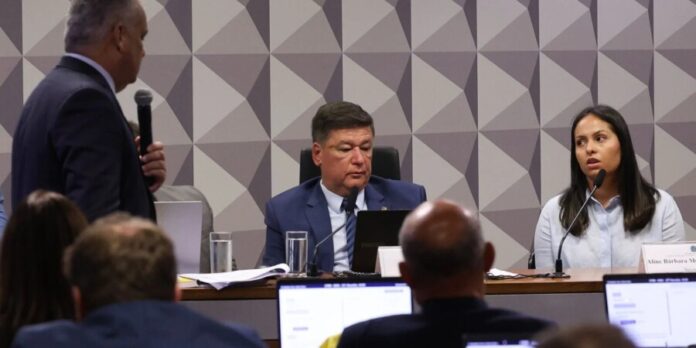 Ex-secretária de "Careca do INSS" diz à CPMI que tinha acesso a cofre e entregava dinheiro