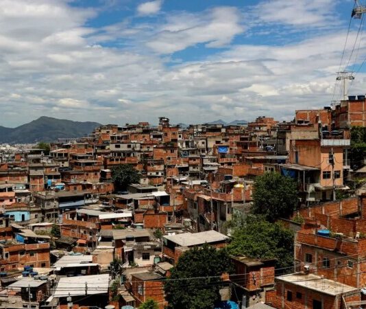 Área de favelas no Brasil quase triplicou em 40 anos, com forte concentração em regiões metropolitanas