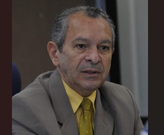 Condenado a 47 anos por 3st#pr0 de vulnerável contra neta, desembargador aposentado se entrega e é preso em Manaus