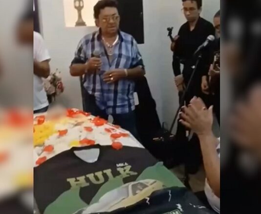 Nunes Filho se apresenta em velório de admirador em Manaus e vídeo viraliza