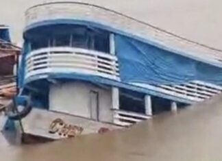 Embarcação naufraga na Orla de Manacapuru no Amazonas