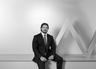Dono do Banco Master, Daniel Vorcaro, passa por atendimento em hospital de Brasília