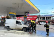 Incêndio atinge carro dentro de posto e mobiliza bombeiros em Manaus Foto: Murilo Rodrigues
