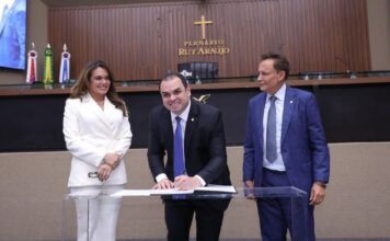 Legislativo Estadual conduz transição e Roberto Cidade assume interinamente o Governo do Amazonas