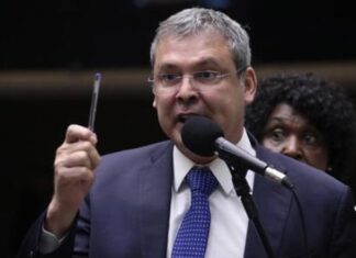 Lindbergh: “É hora de desmascarar o Congresso inimigo do povo”