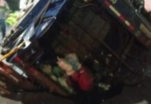 Asfalto cede e caminhão de lixo fica preso em rua do Parque São Pedro, em Manaus