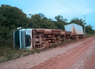 Carreta de 32 toneladas tomba em trecho crítico da BR-319 e expõe precariedade da via