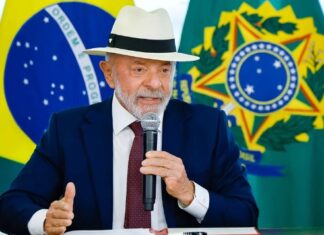 Lula confirma que mistura de etanol na gasolina subirá de 30% para 32%
