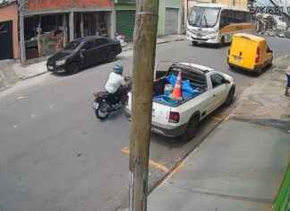 Motociclista é derrubado por porta de carro e morre após ser atropelado