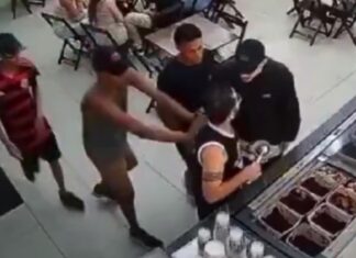Corintiano é intimidado e tem camisa arrancada por torcedores do Flamengo em sorveteria