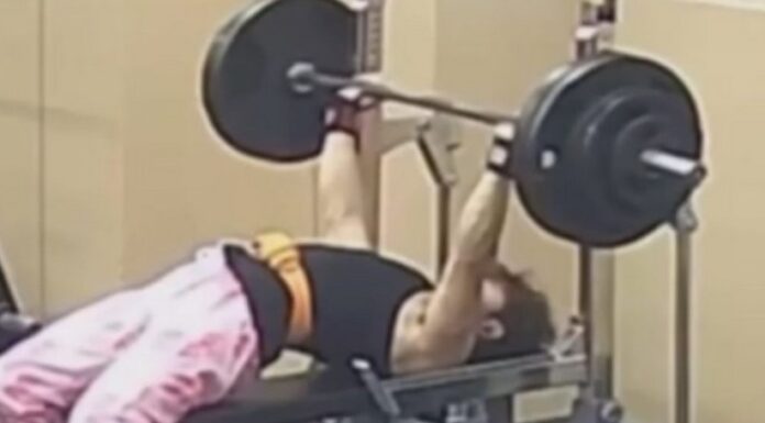 Frequentadores ignoram homem preso em supino com 145 kg e ele escapa sozinho da academia
