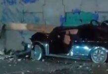 Carro fica destruído após bater em poste na Avenida Efigênio Salles em Manaus