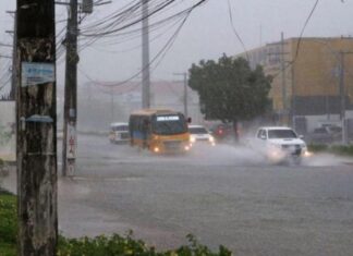 Defesa Civil alerta para risco de desabamentos após fortes chuvas no Amazonas