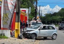 Carro destrói placa de sorveteria após acidente na Avenida do Turismo em Manaus