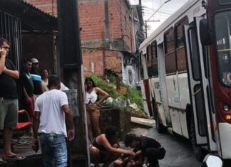 Mulher fica ferida após ser atropelada por ônibus no Gilberto Mestrinho em Manaus
