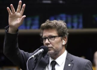 Gabinete de Mario Frias é alvo de denúncia de rachadinha
