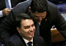 Alcolumbre fecha acordo com Flávio Bolsonaro para destruir PEC da escala 6×1
