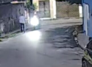 Assaltante em motocicleta aborda pedestre e rouba pertences no bairro Petrópolis
