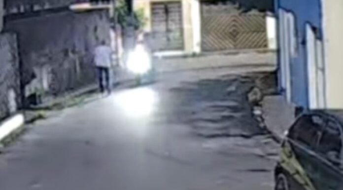 Assaltante em motocicleta aborda pedestre e rouba pertences no bairro Petrópolis