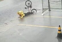 Em Manaus, motoboy cai após bicicleta afundar em buraco coberto por água da chuva