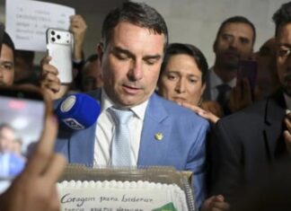 “Imaginei quando for meu pai”: Flávio comemora soltura de Carla Zambelli