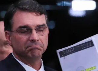 Flávio Bolsonaro é vaiado e chamado de ladrão em quartel da PM no Rio