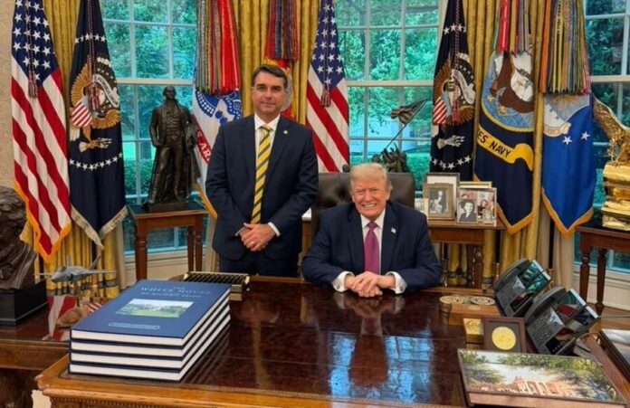 senador-flavio-bolsonaro-ao-lado-do-presidente-donald-trump-na-casa-branca-