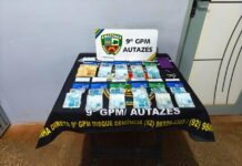Homem é detido por suspeita de agiotagem após PM encontrar R$ 9,9 mil e 11 cartões bancários