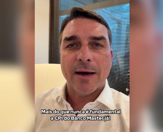 Flávio Bolsonaro nega uso de dinheiro público e chama acordo com Vorcaro de “patrocínio privado”
