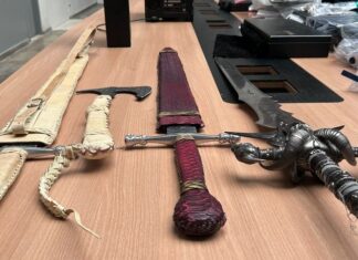 Operação contra esquema de agiotagem apreende armas, espadas e munições na capital amazonense