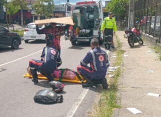 Acidente na Avenida Cosme Ferreira deixa motociclista gravemente ferida em Manaus