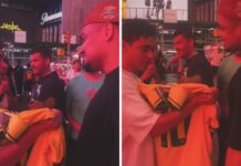 Deputado Nikolas Ferreira se encontra com neto de Pelé na Times Square e recebe presente especial